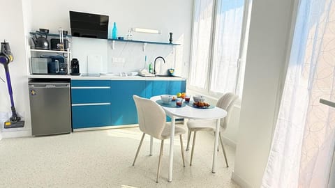 Coffee/tea facilities, Dining area, stove, toaster