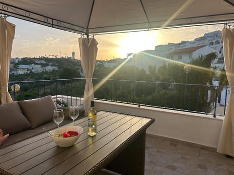 Natural landscape, Balcony/Terrace, Seating area