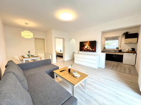 TV and multimedia, Kitchen or kitchenette, Living room, Seating area, Dining area
