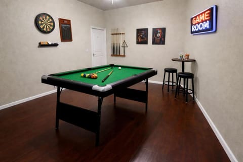 Billiard, Game Room
