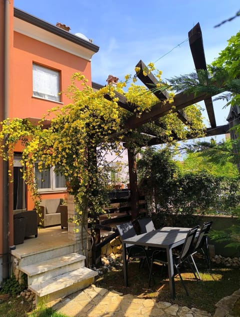 Property building, Day, Garden, Balcony/Terrace, Dining area, Garden view