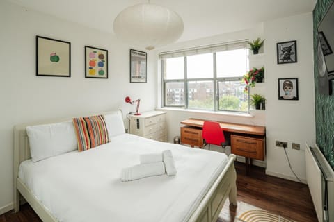 Bed, Photo of the whole room, Seating area, Bedroom, towels