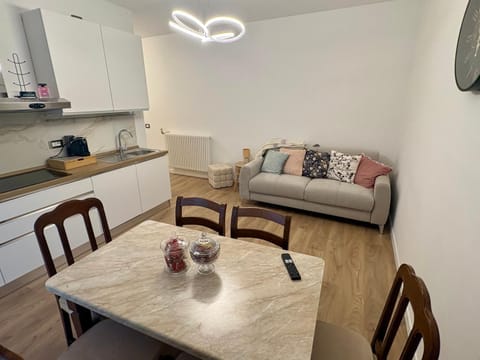 Kitchen or kitchenette, Living room, Seating area, Dining area, minibar