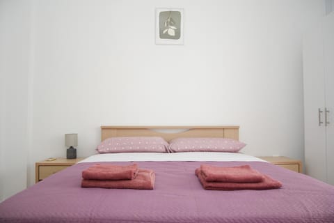 Bed, Photo of the whole room, Bedroom, towels