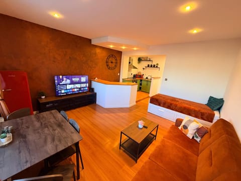 TV and multimedia, Kitchen or kitchenette, Living room, Seating area, Dining area