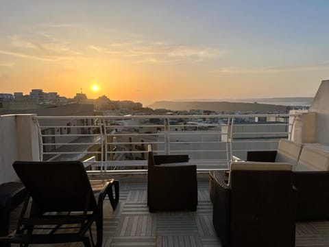 Day, Natural landscape, View (from property/room), Balcony/Terrace, Living room, Seating area, Dining area, Sea view, Sea view, Sunrise, Sunset