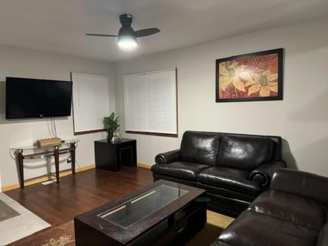Communal lounge/ TV room, TV and multimedia, Living room, Seating area, Evening entertainment