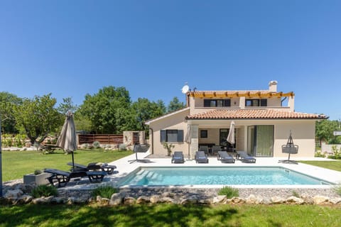 Property building, Day, Garden, Garden, Garden view, Swimming pool, Swimming pool, sunbed