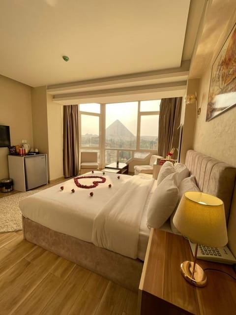 Bed, Natural landscape, TV and multimedia, Living room, Photo of the whole room, Seating area, Bedroom, Mountain view