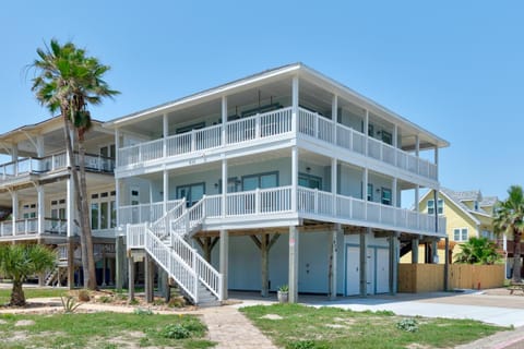 Property building, Facade/entrance, Day, Neighbourhood, Balcony/Terrace, Parking