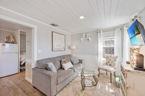 Day, TV and multimedia, Living room, Seating area, Bedroom, furniture