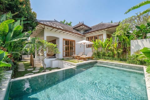 Property building, Patio, Garden, Swimming pool, sunbed