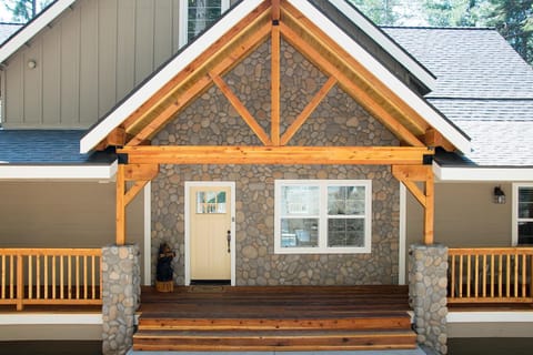 River Rock Retreat House in Yosemite Park Way