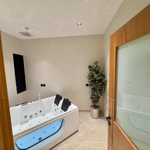 Hot Tub, Bath