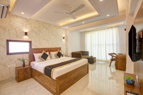 Bed, TV and multimedia, Photo of the whole room, Seating area, Bedroom, air conditioner