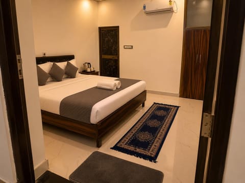 Bed, Photo of the whole room, Bedroom, air conditioner