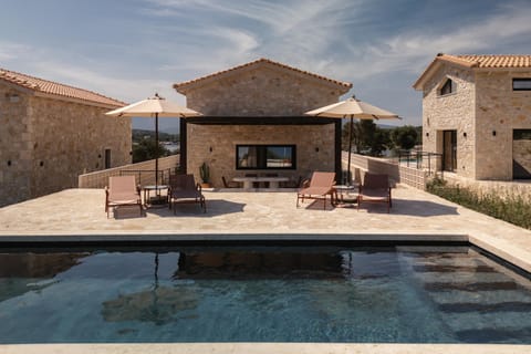 Property building, Patio, Day, Pool view, Pool view, Swimming pool, Swimming pool, sunbed