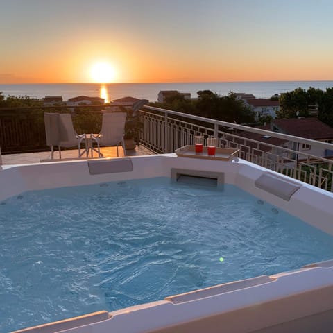 Natural landscape, Hot Tub, View (from property/room), Balcony/Terrace, Sea view, Swimming pool