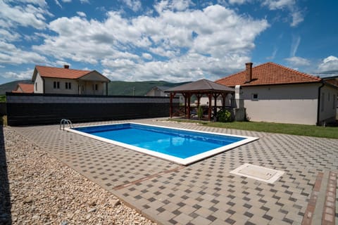 Property building, Mountain view, Pool view, Swimming pool