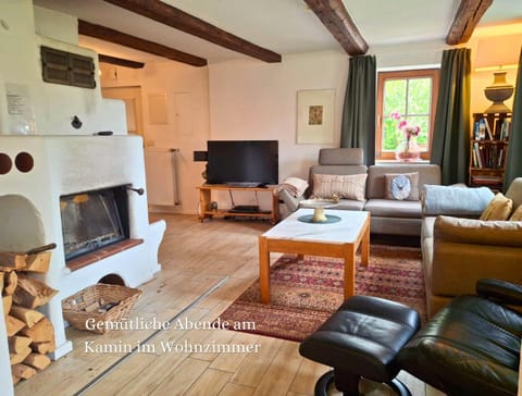 TV and multimedia, Living room, Seating area, fireplace