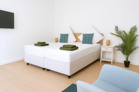 Bed, TV and multimedia, Bedroom
