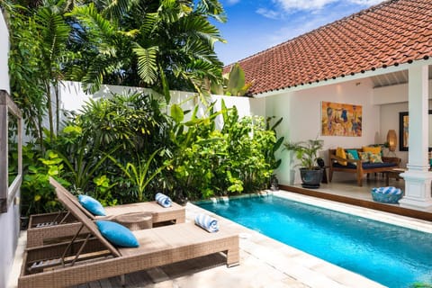 Living room, Swimming pool, Swimming pool