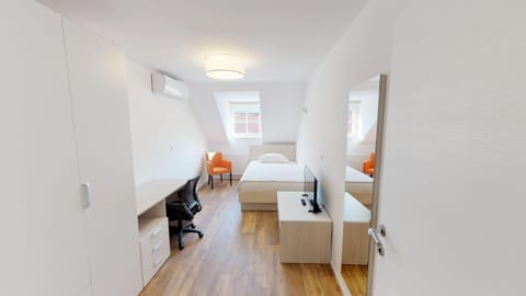 Bed, TV and multimedia, Seating area