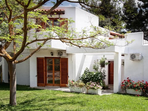 Facade/entrance, Day, Garden