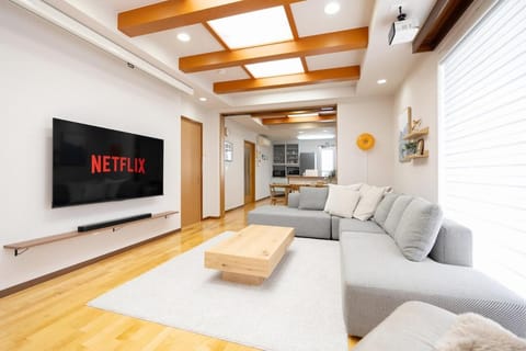 TV and multimedia, Living room, Evening entertainment