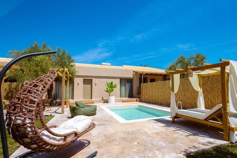 Day, Swimming pool, sunbed