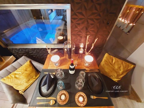 Hot Tub, Dining area