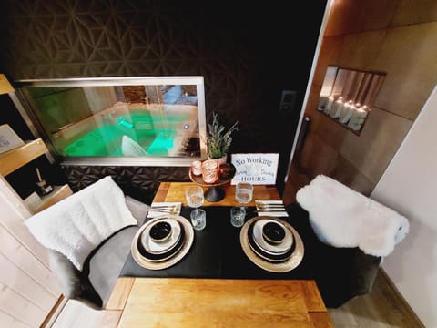 Hot Tub, Dining area