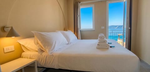 Bed, Natural landscape, Balcony/Terrace, Photo of the whole room, Sea view, towels