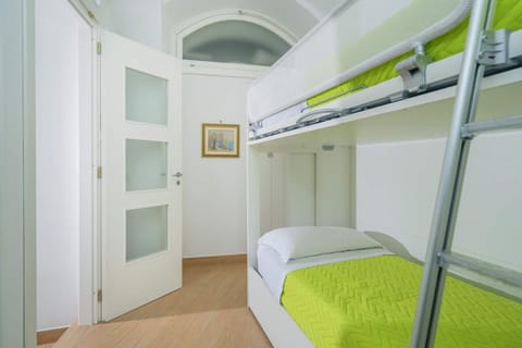 Bedroom, bunk bed