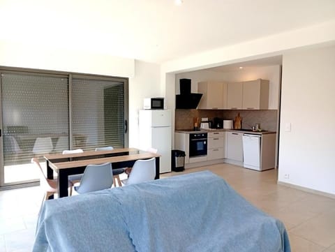 Kitchen or kitchenette, Living room, Seating area, Dining area, oven, stove
