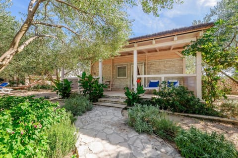 Property building, Patio, Facade/entrance, Garden