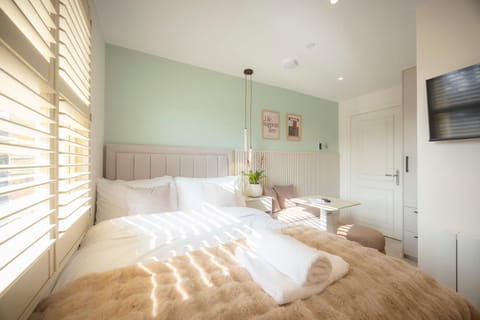 Bed, TV and multimedia, Bedroom