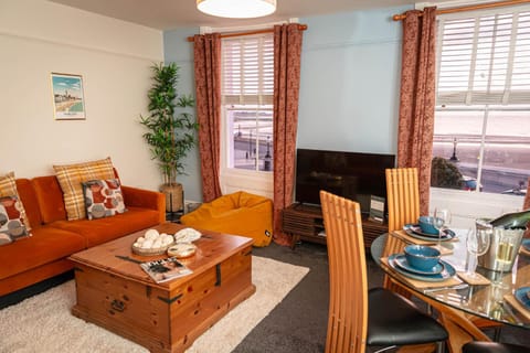 Living room, Seating area, Dining area, internet