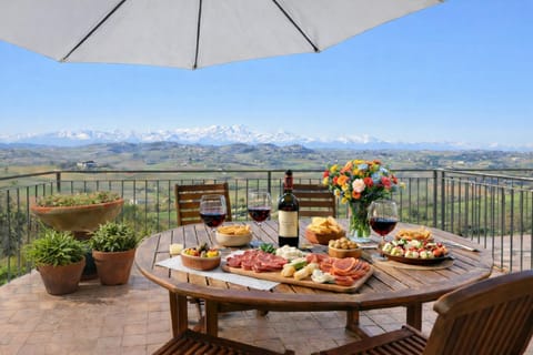 Natural landscape, View (from property/room), Balcony/Terrace, Dining area, Mountain view