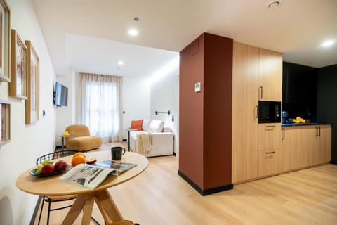 Photo of the whole room, Dining area, kitchen