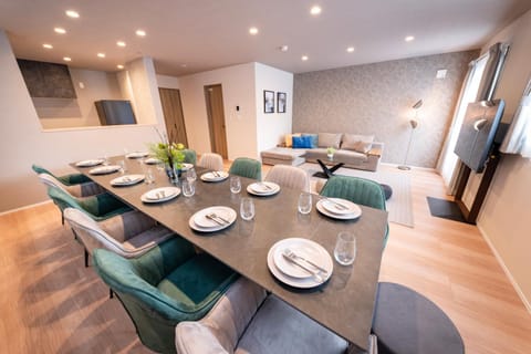 TV and multimedia, Living room, Seating area, Dining area
