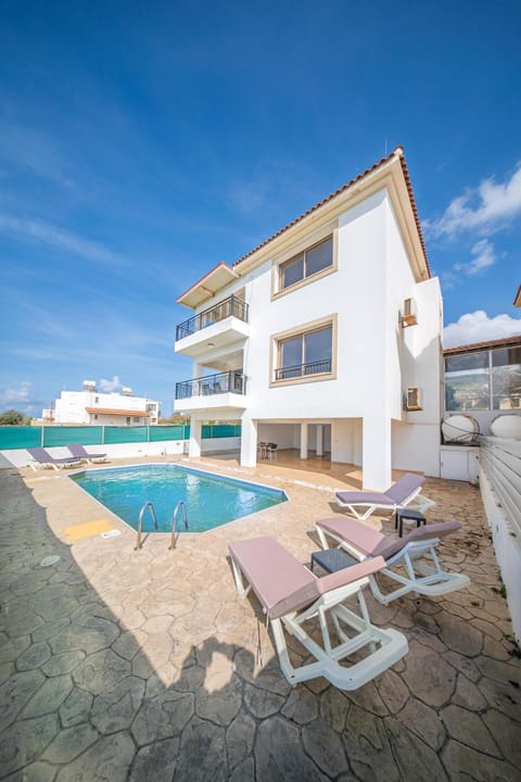Property building, Patio, Day, Pool view, Swimming pool, sunbed