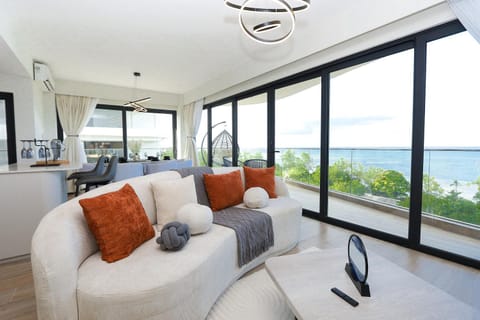 Natural landscape, View (from property/room), Balcony/Terrace, Living room, Seating area, Sea view