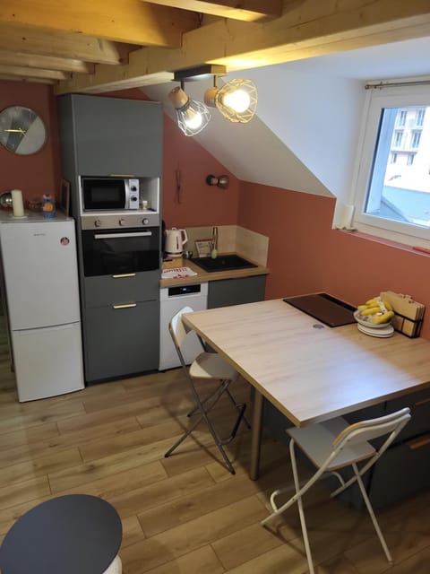 Kitchen or kitchenette, Dining area, oven, stove, toaster