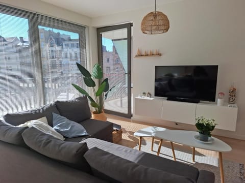 TV and multimedia, Living room, Seating area, Evening entertainment
