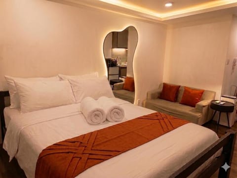 Bed, Photo of the whole room, Seating area, Bedroom, towels