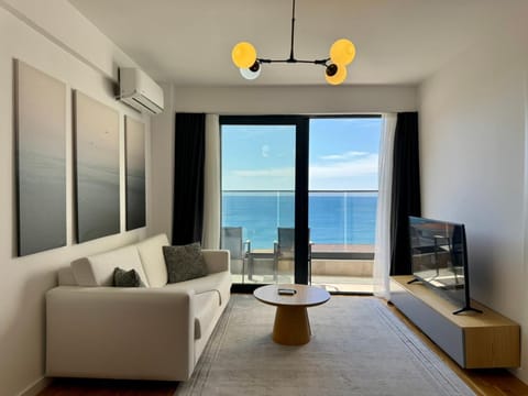 Communal lounge/ TV room, Natural landscape, TV and multimedia, Living room, Seating area, Evening entertainment, Sea view