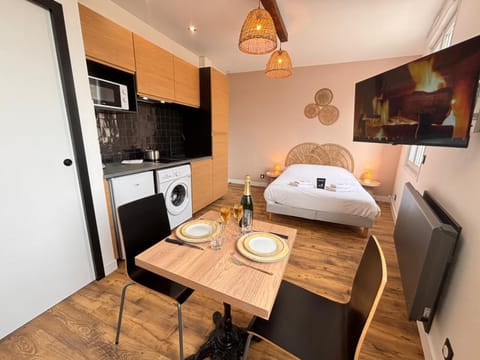 Bed, Photo of the whole room, stove