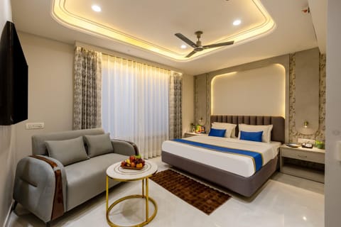 Bed, TV and multimedia, Seating area, Bedroom