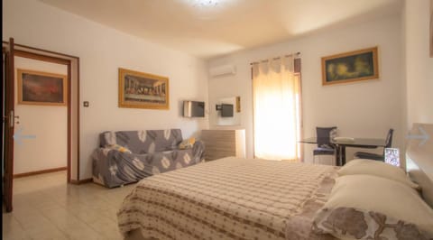 Bed, TV and multimedia, Bedroom